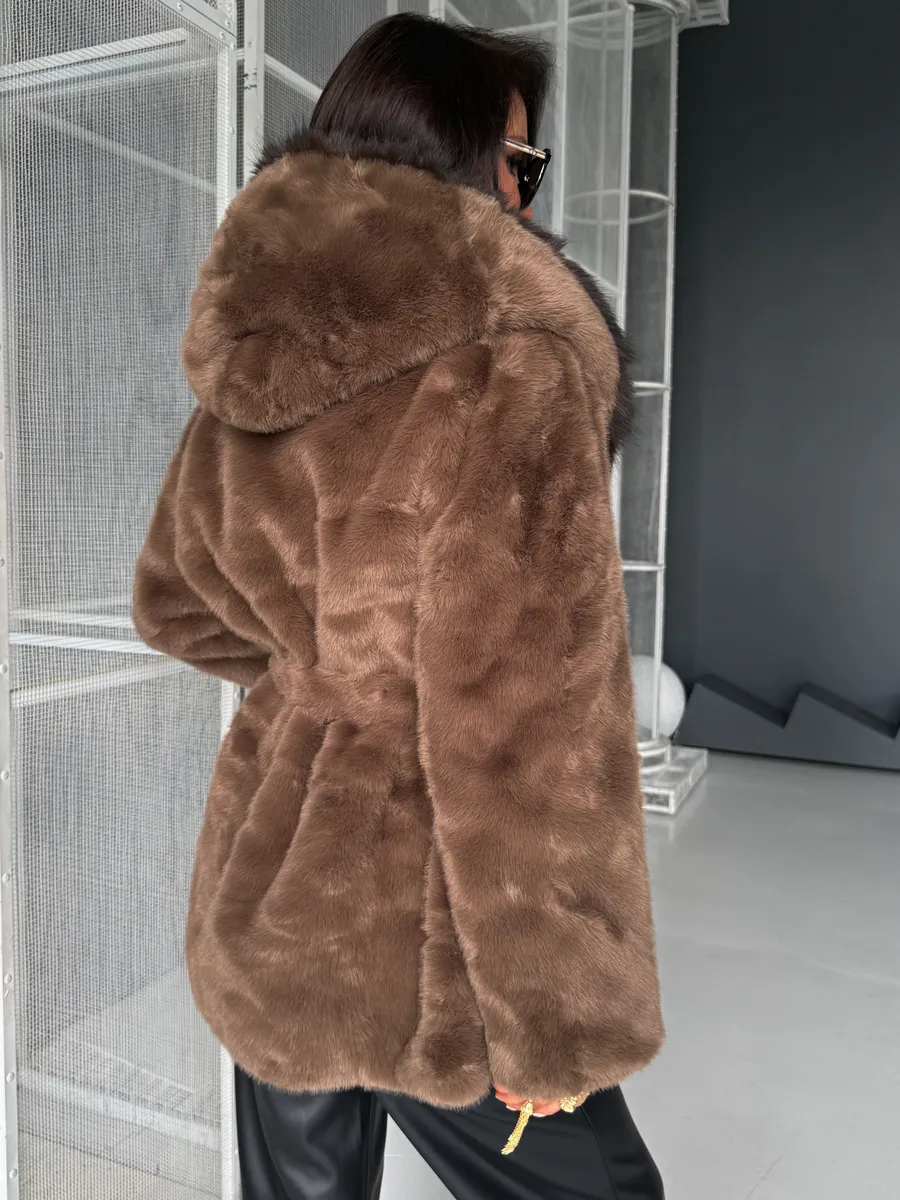 Коричневая шуба искусственная короткая зимняя экошуба